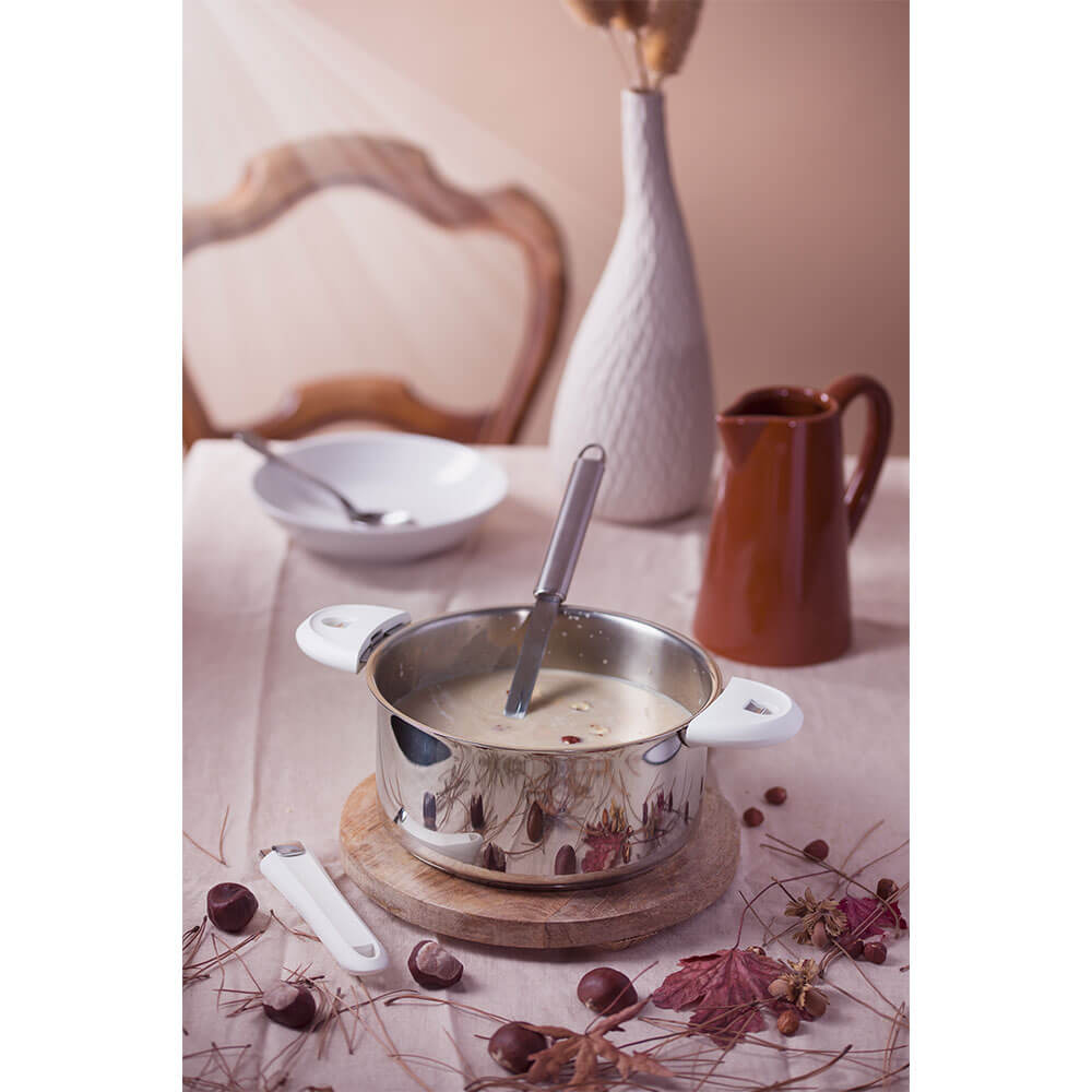 Casserole Mutine Cristel poignée amovible à table