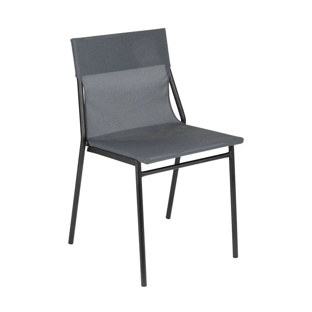 Chaise extérieure LAFUMA noire avec assise Batyline Storm Grey.