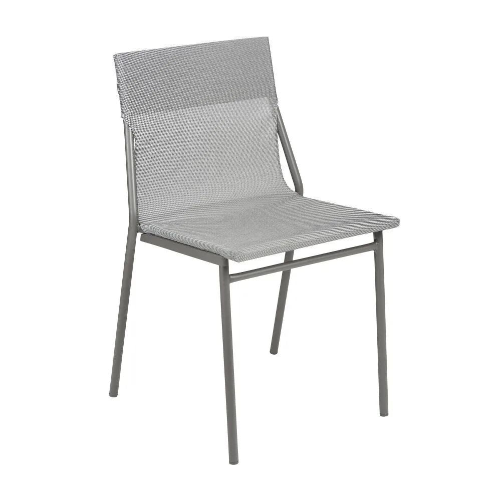 Chaise extérieure LAFUMA Horizon en toile Batyline Pearl et structure acier coloris titane.