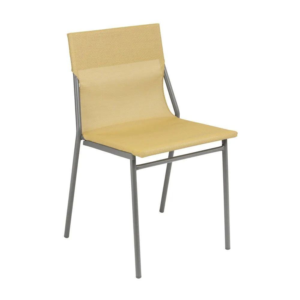 Chaise extérieure LAFUMA Horizon en toile Batyline Safran et structure acier coloris titane.