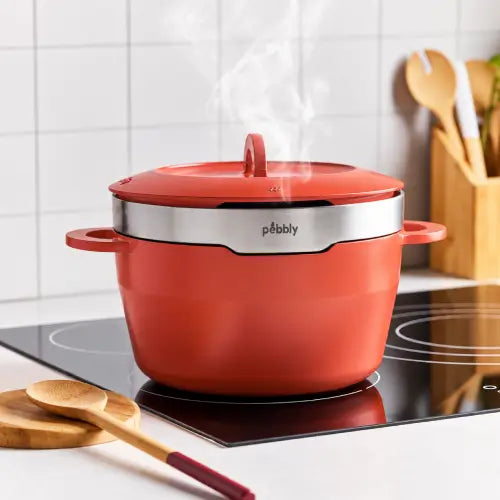 Cocotte céramique multifonction Pebbly 24 cm Terracotta en situation de cuisson sur plaque induction