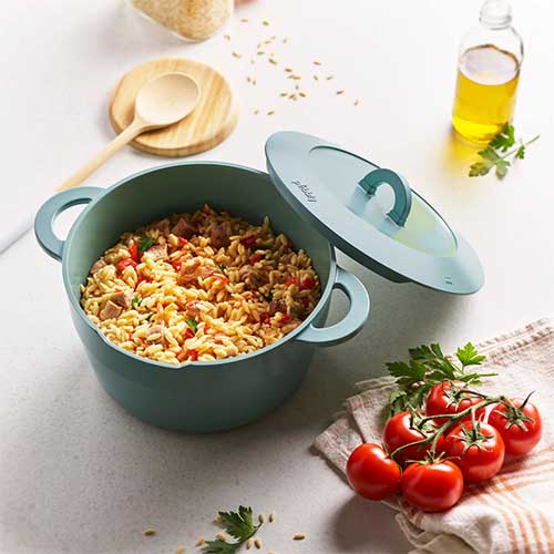 Cocotte céramique multifonction 24 cm Mint Sage - PEBBLY avec nourriture