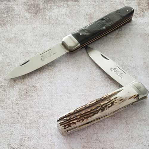 Couteau pliant Hallali Bois de cerf 1 pièce - DOURIS CHASTEL ambiance couteau chasse pliant