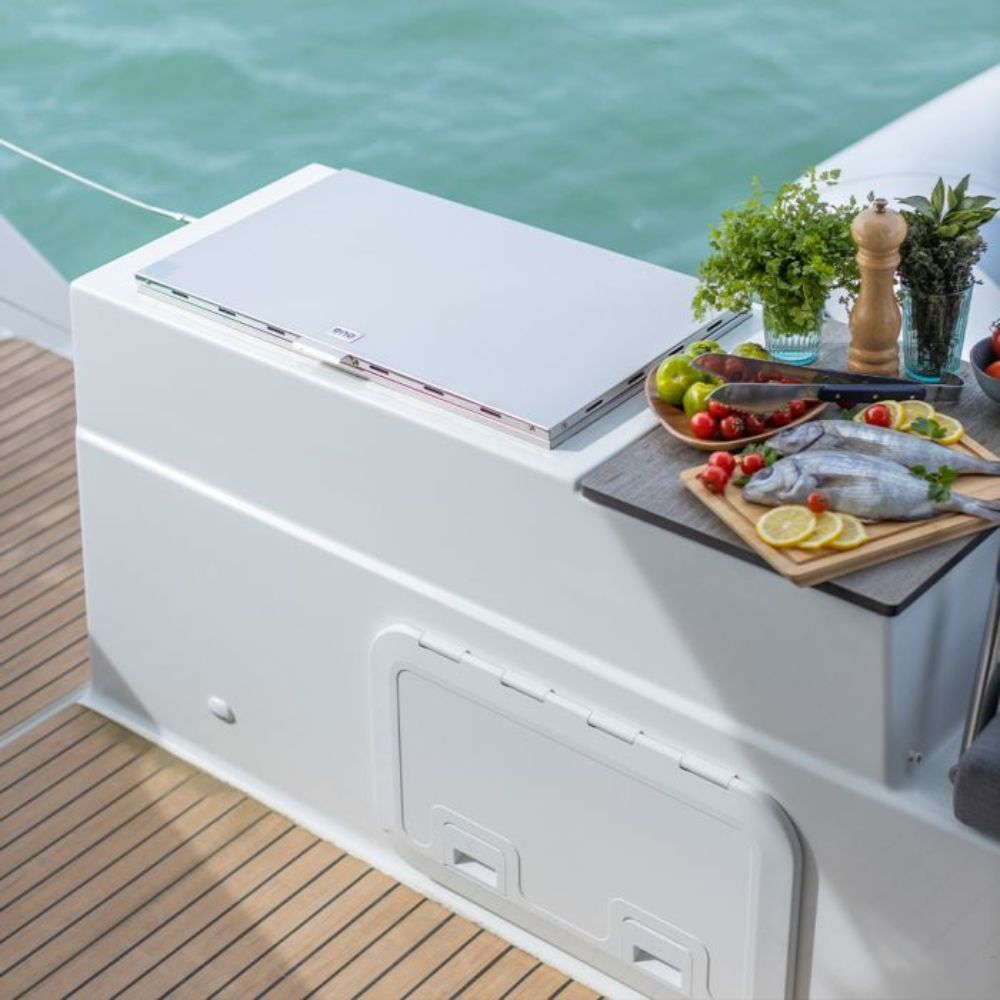 Couvercle en inox pour plancha TRIBU – ENO installé sur un bateau, protégeant la plancha encastrable.