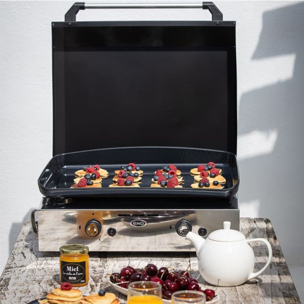 Plancha Initial 50 avec couvercle ouvert, en utilisation pour la cuisson de pancakes aux fruits rouges.