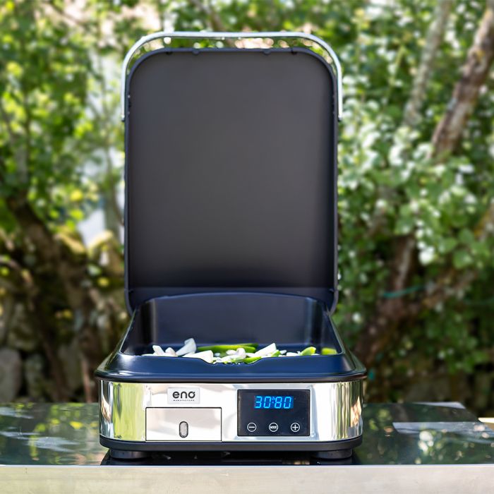 Plancha Électrique ENOSIGN en extérieur avec couvercle ouvert, cuisson de légumes.