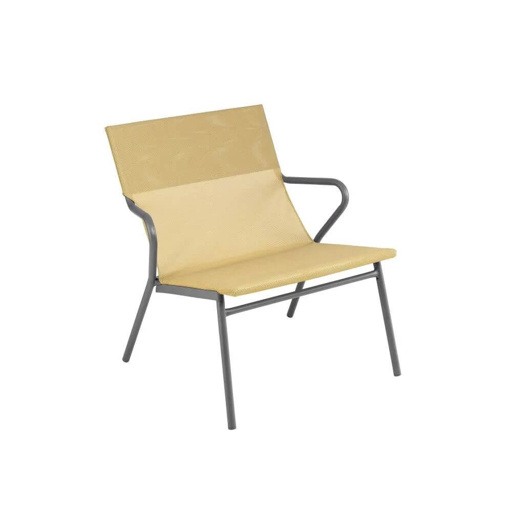 Fauteuil bas extérieur professionnel LAFUMA en toile Batyline Jaune Safran avec structure en acier galvanisé.