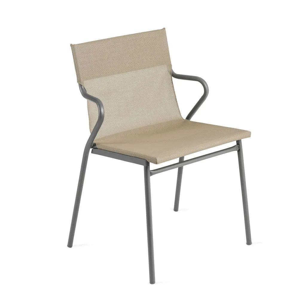 Fauteuil grand confort LAFUMA avec toile Noisette et structure en acier finition titane.