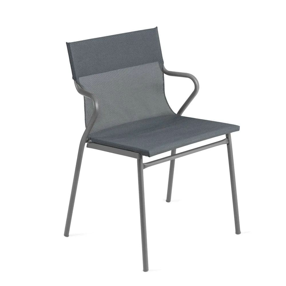 Fauteuil extérieur professionnel LAFUMA Horizon, toile Batyline Storm Grey et structure acier titane.
