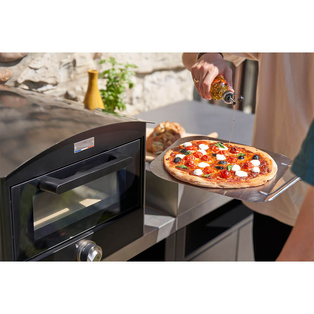 Photo du Four à pizza SIGNATURE Electrique 350 utilisé en extérieur avec une pizza - LE MARQUIER