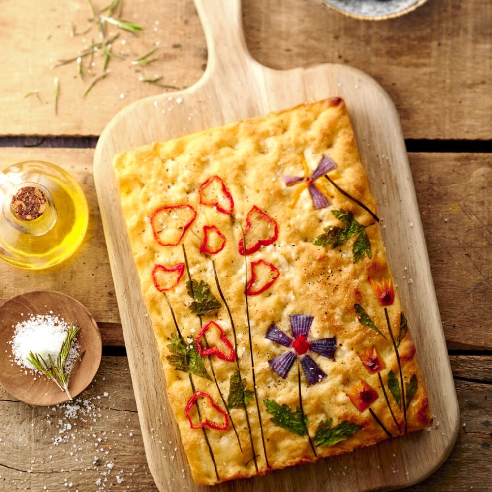 Focaccia fleurie cuite sur la plaque génoise DEMARLE