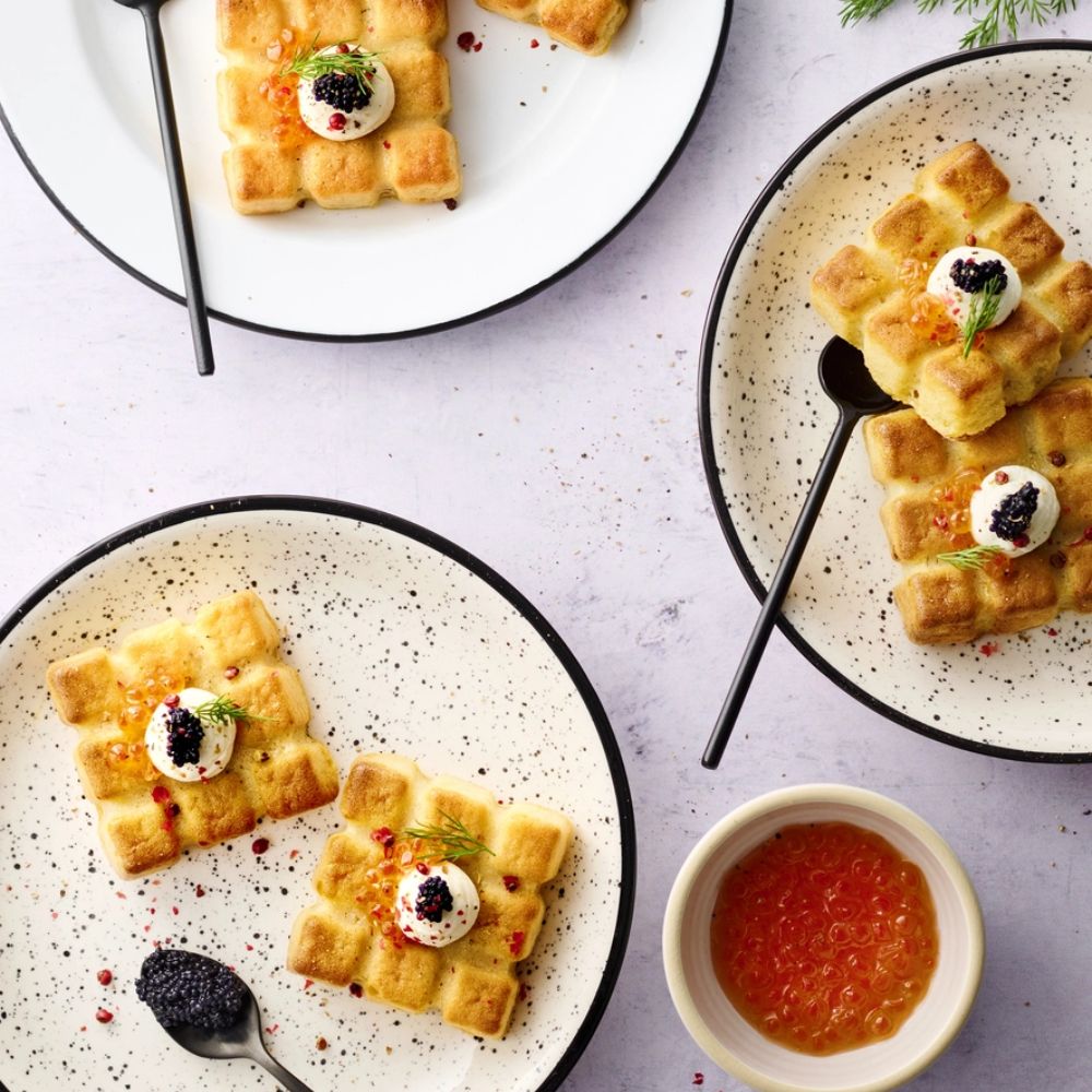Petites gaufres de pomme de terre servies en portions individuelles sur assiette