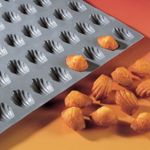 Moule en silicone 20 mini-madeleines ELASTOMOULE® DE BUYER avec mini-madeleines fraîchement cuites