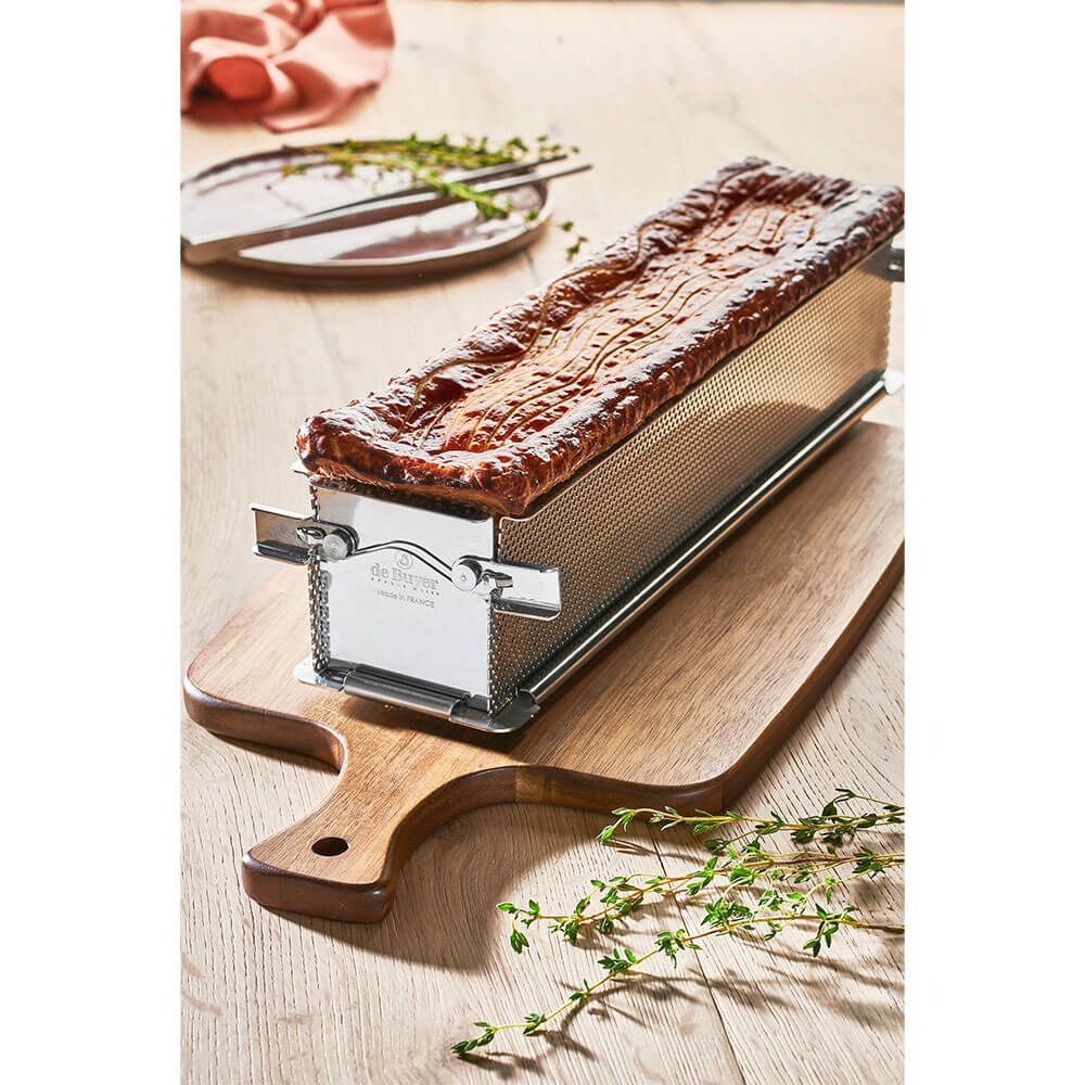 Moule inox perforé pliant GEOFORME 24 x 5 x 6 cm - DE BUYER avec pâté croûte