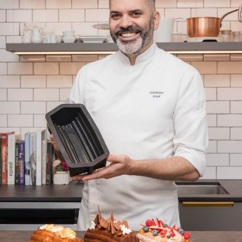 Chef Dominique Ansel présentant son moule Quatre-Quarts Flexipan DEMARLE