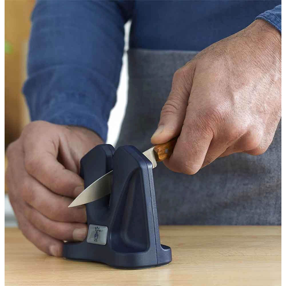 Petit Aiguiseur Manuel utilisé avec petit couteau - OPINEL