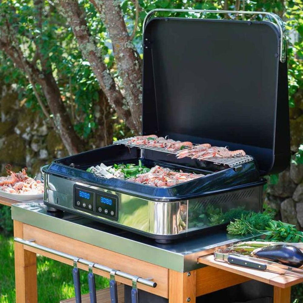 Plancha ENOSIGN 65 en extérieur, cuisson de fruits de mer et légumes sur une desserte.
