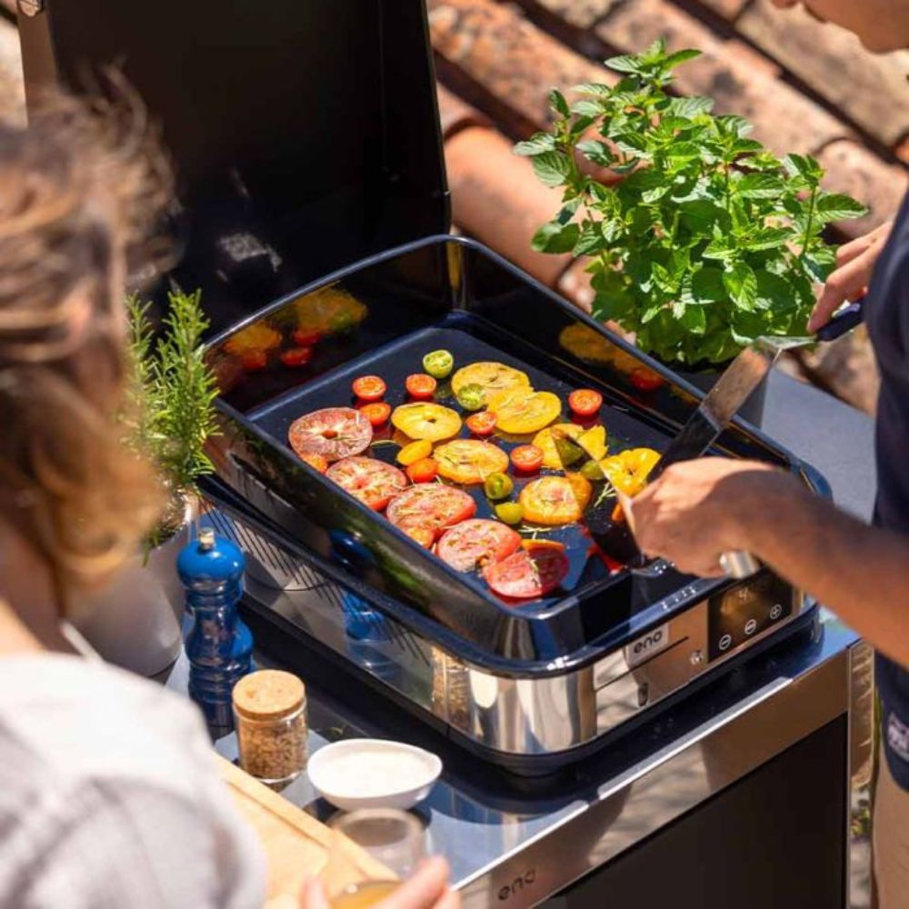 Plancha Électrique ENOSIGN en action, cuisson de légumes en extérieur.