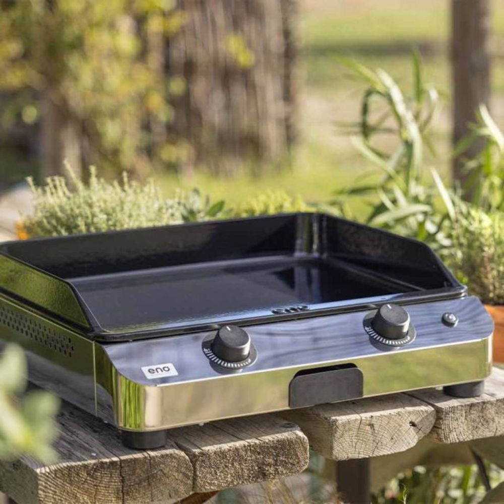 Plancha Gaz Fusion 60 Inox en extérieur sur une table en bois, design élégant et robuste.