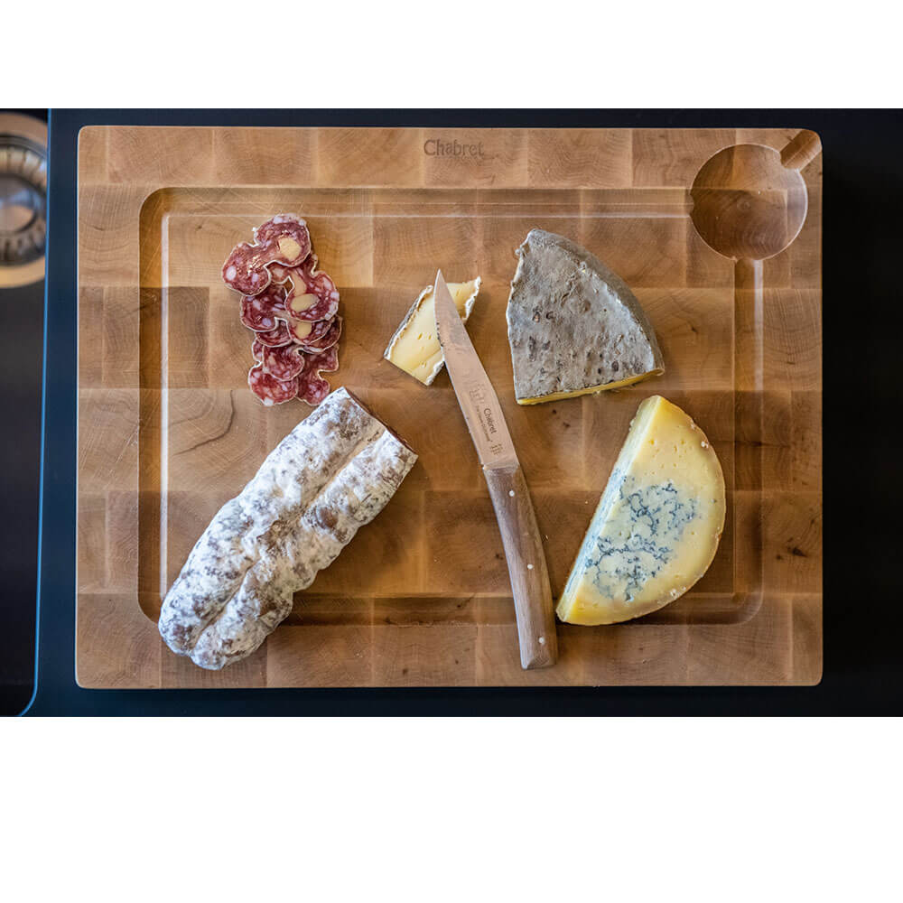 Planche à découper avec réceptacle - CHABRET avec des fromages
