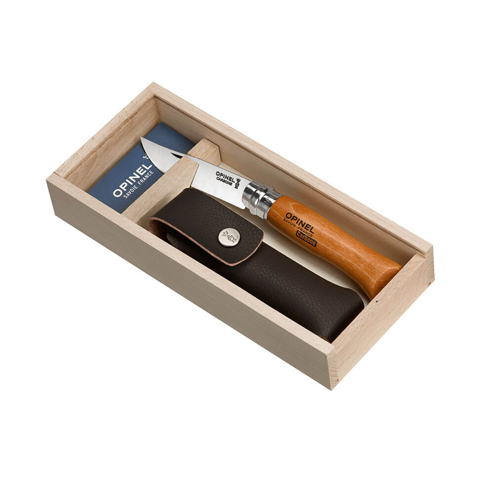 Plumier contenant le n°8 carbone et son étui en cuir OPINEL