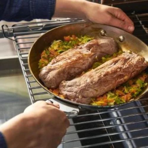 Poêle en acier MINERAL B LOQY 24 cm DE BUYER utilisée pour saisir et rôtir les viandes