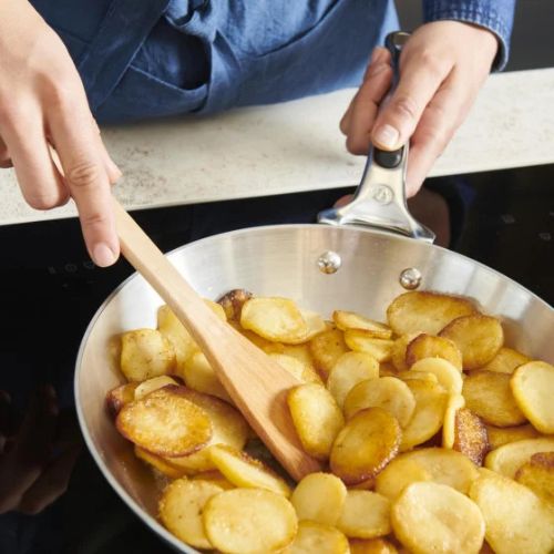 Poêle acier MINERAL B LOQY 28 cm DE BUYER utilisée pour la cuisson de pommes de terre sautées
