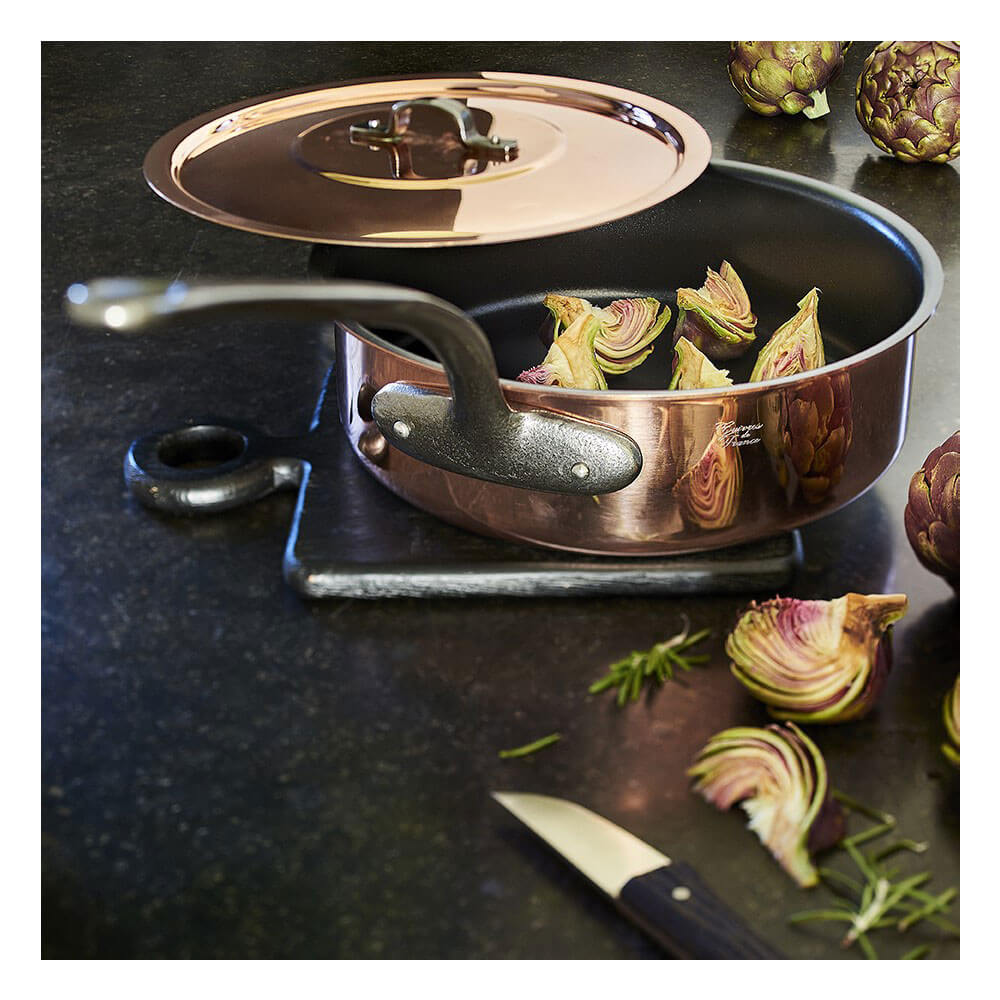 Sauteuse Cuivre Tous Feux - BAUMALU avec de la nourriture