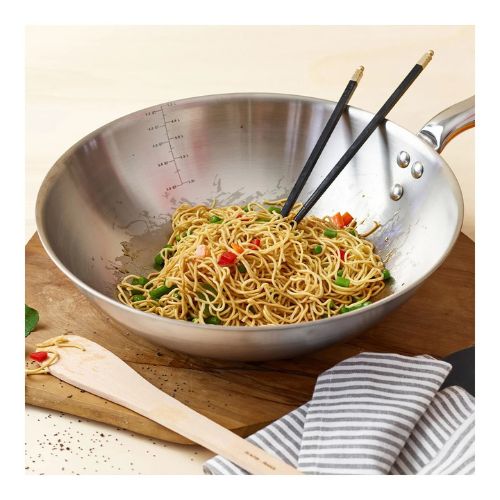 Wok en inox ALCHIMY 28 cm DE BUYER en situation de cuisson avec nouilles et légumes
