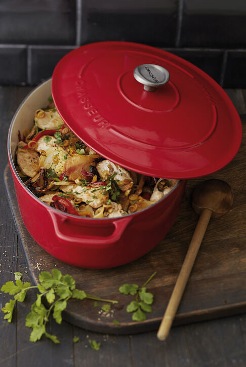 Mijoteuse Cocotte Noir Invicta Ovale en situation