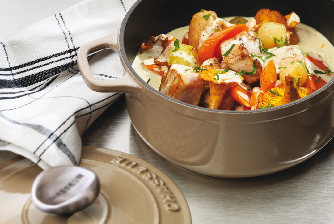 Cocotte Mijoteuse Invicta Ronde Beige en situation