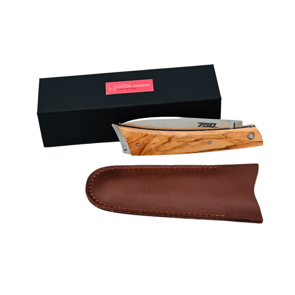 Couteau pliant 750 avec manche en olivier fourni avec un étui en cuir et présenté dans un coffret cadeau de la coutellerie Goyon-Chazeau