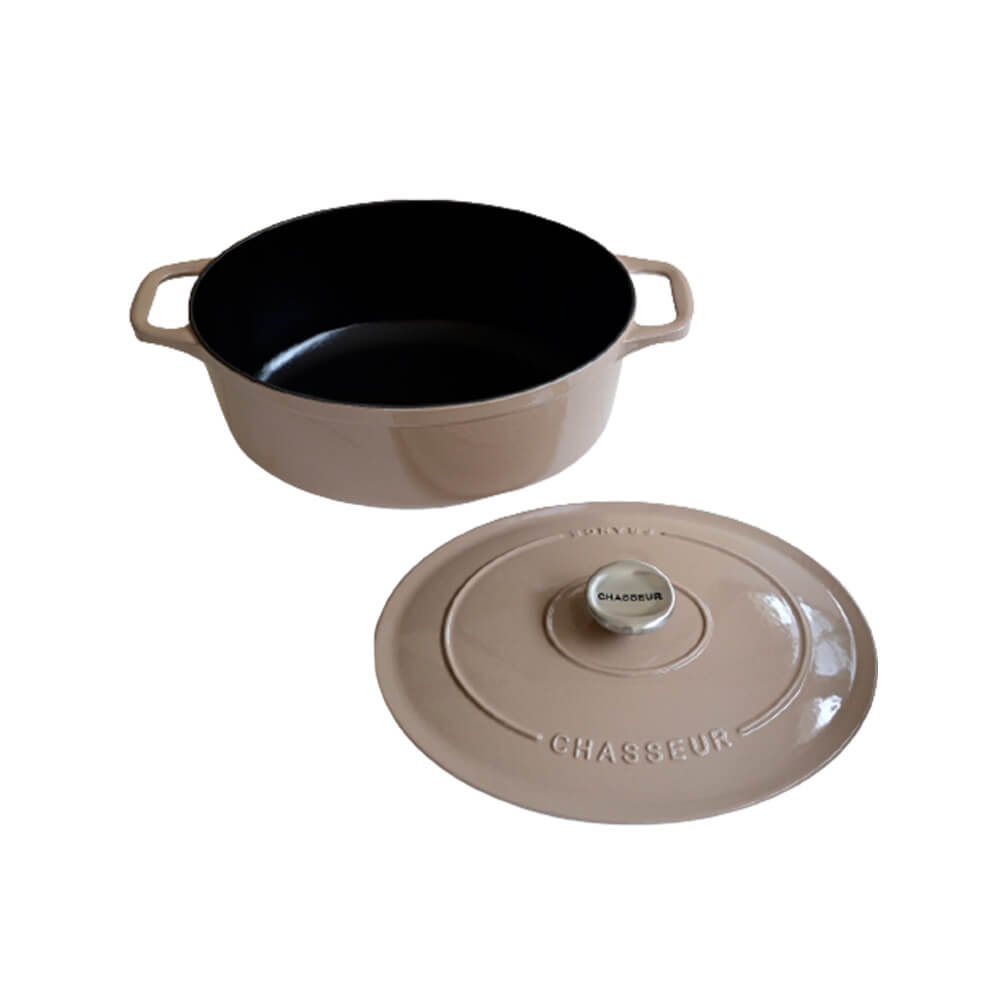Cocotte Mijoteuse ovale beige avec couvercle ouvert Le Chasseur Invicta