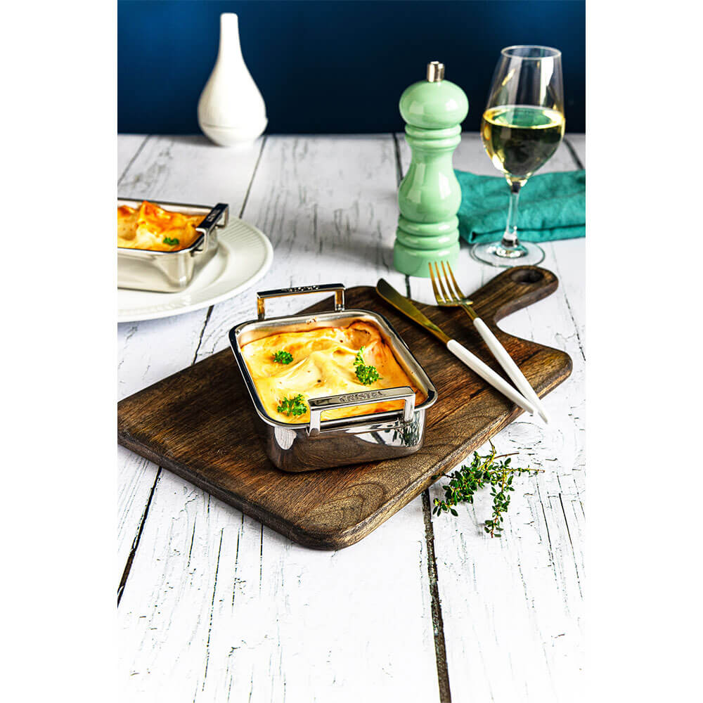 Mini Rôtissoire - Plat à four CASTEL'PRO Cristel présenté avec nourriture