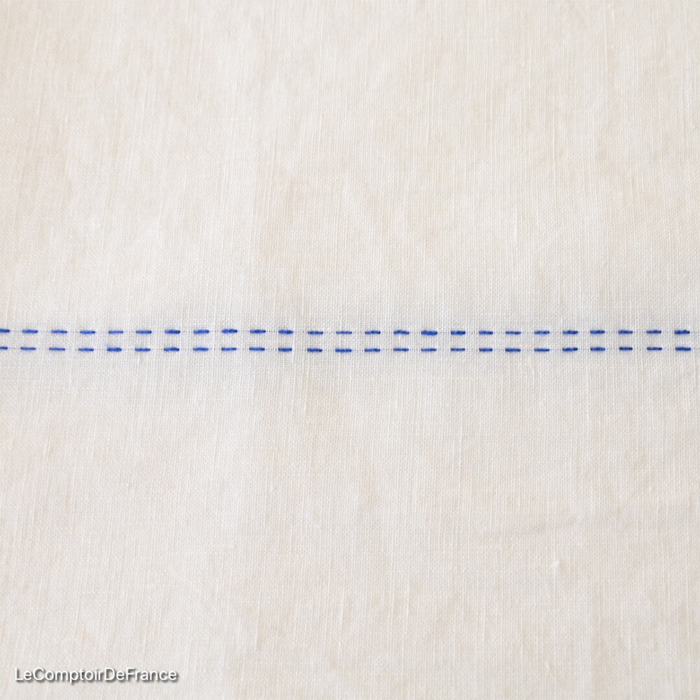 Détail du chemin de table Rythmo blanc et bleu- Charvet Editions