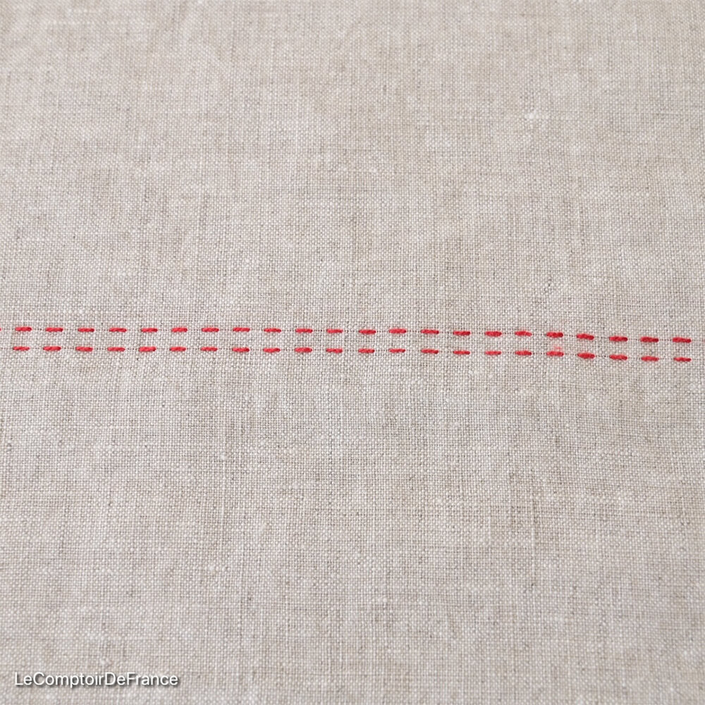 Détail du chemin de table Rythmo lin et rouge - Charvet Editions