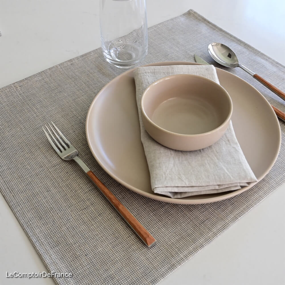 Set de table Modena Gris de lin en situation - Charvet Editions