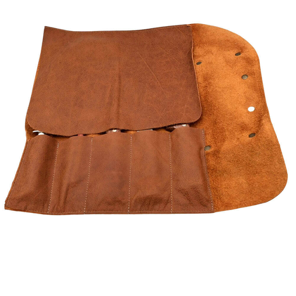 Trousse en cuir ouverte avec le rabat sur les couteaux - Au Nain