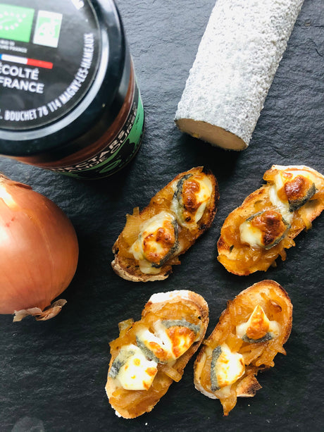 Tartines confiture d'oignon gratinées au chèvre frais