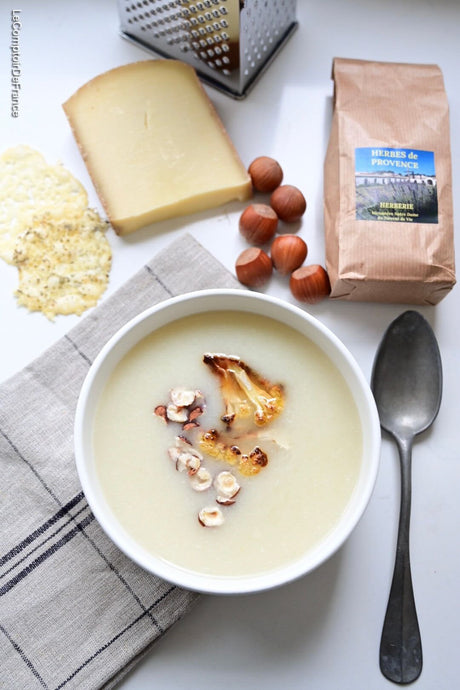 Velouté de chou-fleur et tuiles au Comté