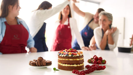 Atelier culinaire Guy Demarle : groupe de passionnés de cuisine en tablier, autour d'un gâteau maison et de douceurs gourmandes 