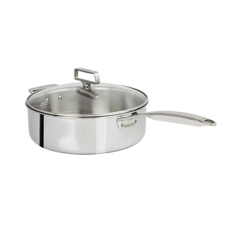 sauteuse avec couvercle sur fond blanc