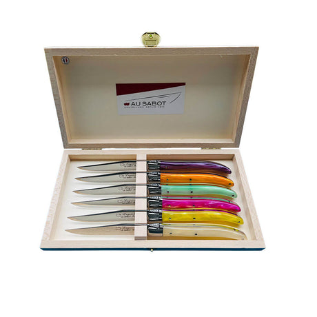 coffret de couteux dans boite en bois au sabot sur fond blanc