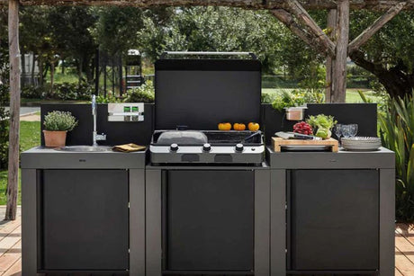 Cuisine extérieure ENO modulaire avec plancha gaz, évier et plan de travail en finition gris et noir