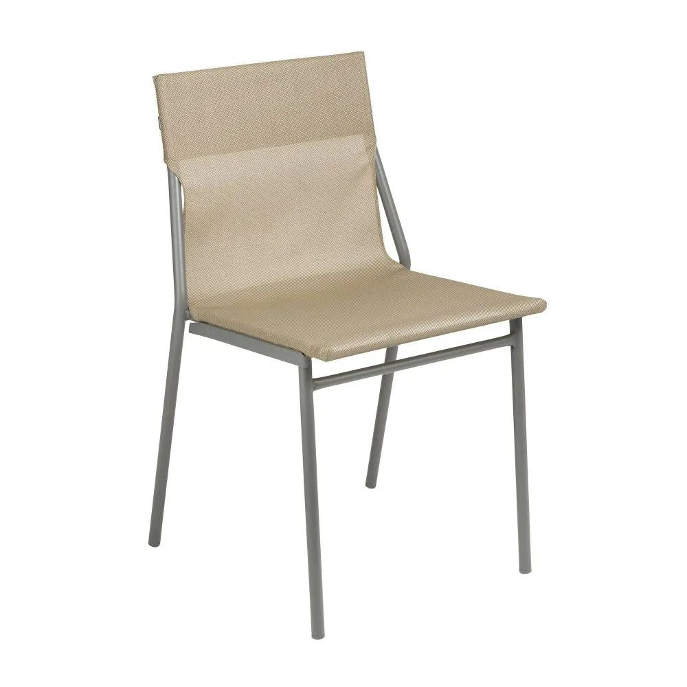 Chaise extérieure LAFUMA Horizon en toile Batyline Noisette et structure acier coloris titane.