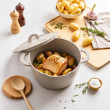 Cocotte céramique multifonction Pebbly 24 cm Greige utilisée pour une cuisson au four