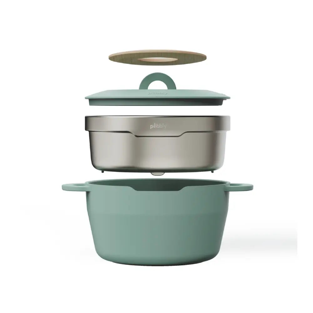 Cocotte Pebbly 24 cm Mint Sage avec panier vapeur inox et dessous-de-plat en bambou