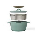Cocotte Pebbly 24 cm Mint Sage avec panier vapeur inox et dessous-de-plat en bambou