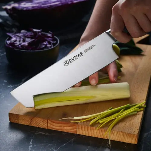 Couteau Nakiri Signature 16 cm 32 DUMAS utilisé pour découper des légumes