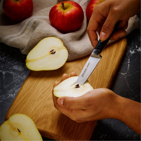 Couteau d'Office Signature 10 cm 32 DUMAS utilisé pour découper une pomme